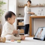 家事のそばで赤ちゃんが英語の先生の声にふれる明るい家庭の英語環境