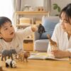年中の子どもが母親と動物のおもちゃを使って英語でごっこ遊びをする明るい家庭の場面