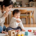 1歳の子どもが指さしをしながら親と楽しく言葉を交わす家庭の場面