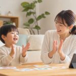 英語の聞き流しを親子の手拍子遊びにつなげる幼児と母親の明るい家庭の場面