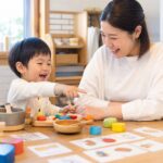 幼児が母親とおままごとやカード遊びをしながら英語にふれる家庭の場面