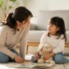 イーオンキッズを嫌がる幼児に母親が家庭でやさしく英語の入口を作っている場面
