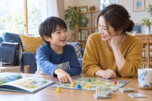 家庭でボードゲームを楽しみながら母親と話す小学生のイメージ
