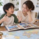 海外の思い出の写真を見ながら母親と話す小学生のイメージ