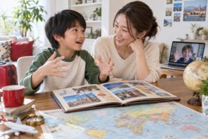 海外の思い出の写真を見ながら母親と話す小学生のイメージ