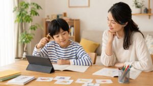 BE studioに通う小学生が家庭で英語を使う時間を母親と考えている場面