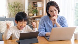 ベネッセのゲーム英語を検討しながら親子でマイクラ英語の効果を考える場面