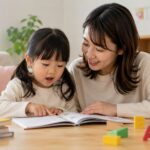 Bob Booksのようなフォニックス絵本を幼児と母親が声に出して読んでいる場面