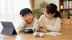 DMM英会話が続かない小学生に母親が英語を使う理由を一緒に考えている場面