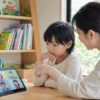DWE経験のある小学生が話す機会を作るために母親と英語環境を見直している場面