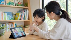 DWE経験のある小学生が話す機会を作るために母親と英語環境を見直している場面
