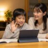 ECCジュニアに通う小学生が家庭でタブレットを使って英語を声に出す練習をする場面