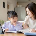 英検5級に合格した小学生が母親と家庭で英語を使う場面を考えている写真