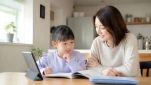 英検5級に合格した小学生が母親と家庭で英語を使う場面を考えている写真