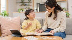 英検Jr.後に幼児が母親と絵本やタブレットで英語を声に出している写真