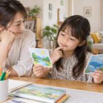 英語の活動カードを前に、子どもの気持ちを聞く母親のイメージ