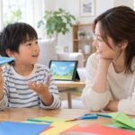 動画を止めて親子で紙飛行機を作りながらやりとりするイメージ