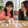 母親がそばで話を聞き、小学生の子どもが絵カードを一枚選んでいるイメージ
