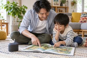 音声を参考に親子で絵本を楽しむ父親と小学生のイメージ