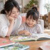 親子で絵本を選び、小学生の子どもが好きな絵を指さす家庭学習のイメージ