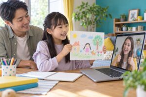 小学生が自分の描いた絵をオンラインの先生に見せるイメージ