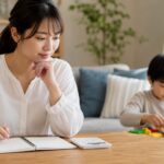 ゲーム英語塾の月額を考えながら家庭で作れる英語時間を母親が整理している場面