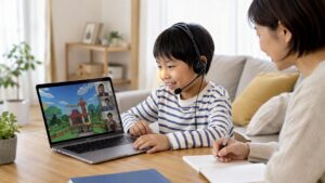 小学生がヘッドセットを使ってゲーム英語を楽しみながら母親が見守る場面