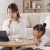 GLOBAL CROWNの費用と幼児英語の続け方を母親が家庭で考えている場面