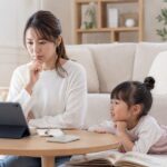 GLOBAL CROWNの費用と幼児英語の続け方を母親が家庭で考えている場面