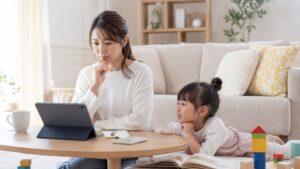 GLOBAL CROWNの費用と幼児英語の続け方を母親が家庭で考えている場面