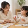インター幼稚園に通う子どもが母親と日本語と英語のカードで楽しく言葉にふれる場面