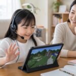 KDI卒園後に小学生の子どもが家庭で英語を使いながらオンラインで友達と遊ぶ場面