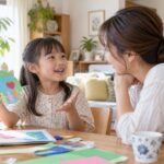 小学生が作った工作を母親に見せて楽しそうに説明するイメージ