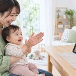 赤ちゃんを膝に抱き、画面の先生と手拍子をする母親のイメージ（AI生成）