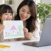 描いた絵をオンライン英会話で紹介する準備をする親子のイメージ（AI生成）