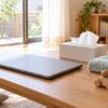 レッスンを休む時間を表す、閉じたパソコンとタオルのイメージ（AI生成）