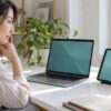 タブレットとノートパソコンの置き方を考える親子のイメージ（AI生成）