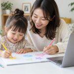 パソコンのそばで母親とお絵描きを楽しむ子どものイメージ（AI生成）