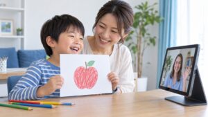 母親と子どもが描いたリンゴの絵を画面に見せるイメージ（AI生成）