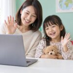 レッスンの終わりに親子でパソコンへ手を振るイメージ（AI生成）