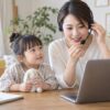 初めてのオンライン英会話に向けて母親と端末を確認する幼児のイメージ（AI生成）