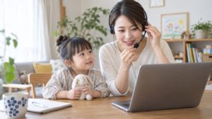 初めてのオンライン英会話に向けて母親と端末を確認する幼児のイメージ（AI生成）