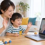短いオンライン英会話を終えて先生に手を振る親子のイメージ（AI生成）
