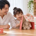 保護者と子どもが卓上のぬいぐるみを使って遊ぶ提案例のイメージ（AI生成）
