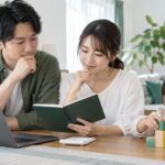 子どもの英語サービスの費用を一緒に確認する保護者のイメージ（AI生成）