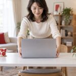 子どもと使うノートパソコンを机に置く母親のイメージ（AI生成）