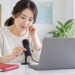 オンライン英会話の前に音声機器を確認する母親のイメージ（AI生成）
