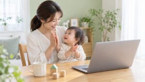 母親の膝で手をたたく幼児とオンライン通話のイメージ（AI生成）
