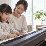 母親が付き添い子どもがピアノをオンラインの相手に披露するイメージ（AI生成）