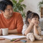 オンライン学習の途中で休憩する幼児と付き添う父親のイメージ（AI生成）